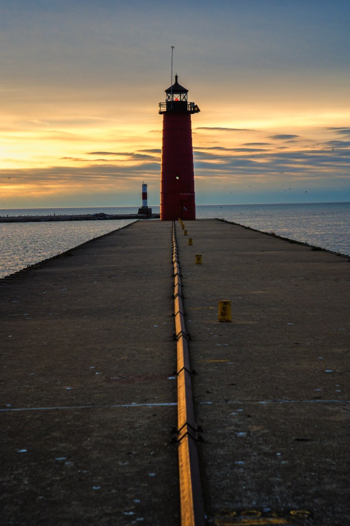 Kenosha lighthouse at dawn, 13 May 2014