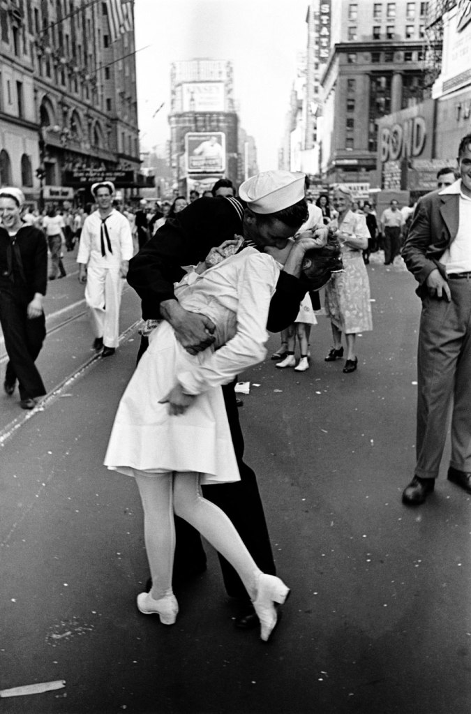Fig x: V-J Day, by Alfred Eisenstaedt, 1945